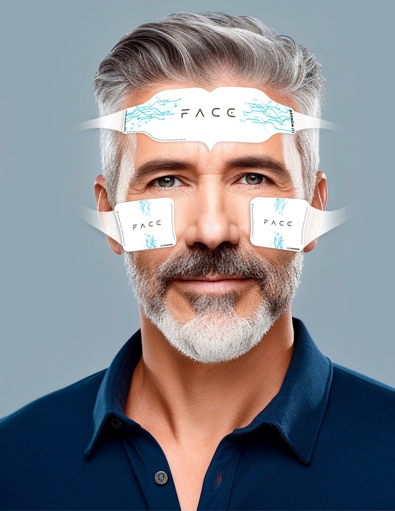 Uomo che utilizza WonderFace, il dispositivo di tonificazione facciale